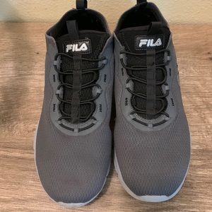 EUC- Mens Size 9 Memory Foam Filas